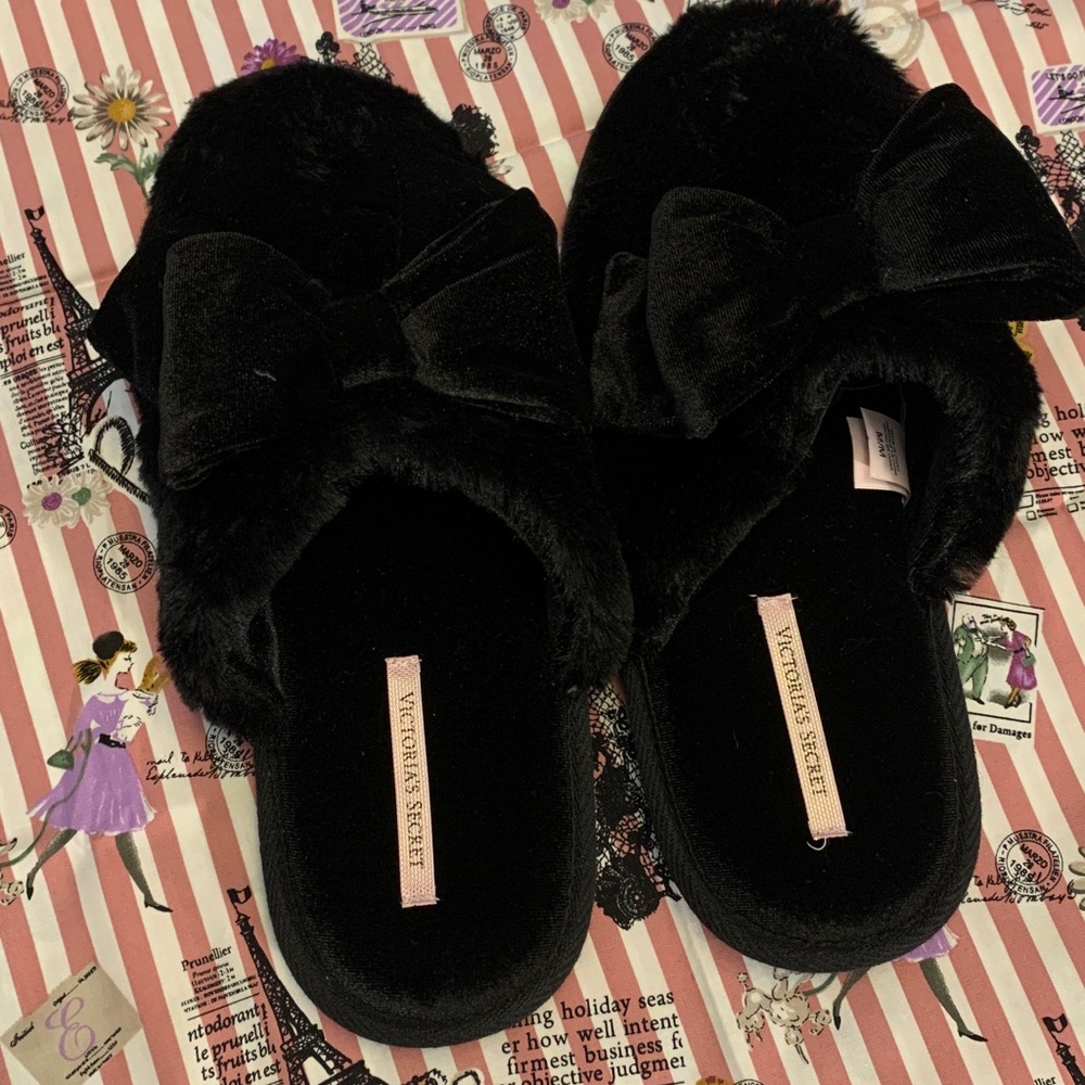 Victoria’s Secret Fuzzy Slip on Slippers. Size Medium. Black W/bow‎ Medium 7/8